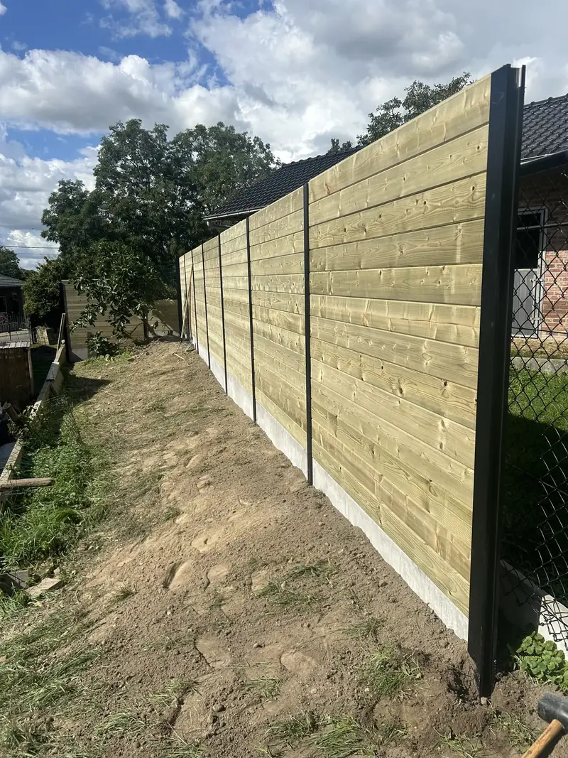 Houten tuinafsluiting geplaatst door Tuinwerken Kevin Wagelmans