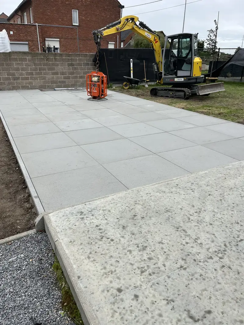 Aanleg van een terras in betontegels door Tuinwerken Kevin Wagelmans